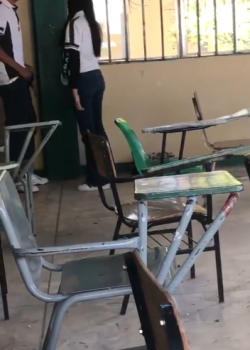 Pillada chupándosela al compá en el salón de clases. 6