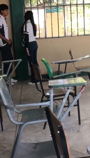 Pillada chupándosela al compá en el salón de clases. 1