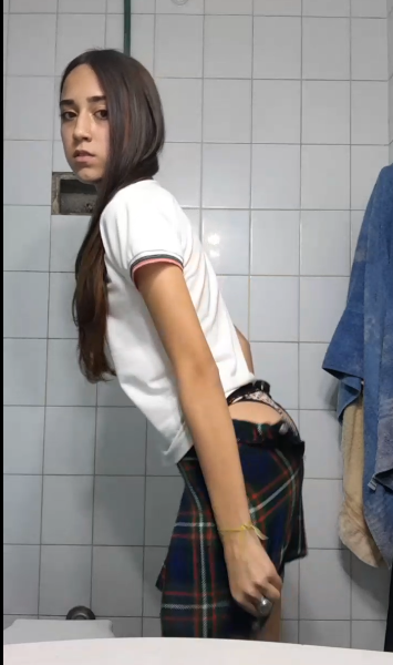 Linda colegiala se quita el uniforme de clases y hace video caliente. 1