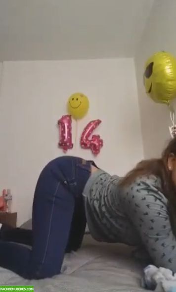 Morrita adolecente complace a su novio y le manda video de cumpleaños. 1