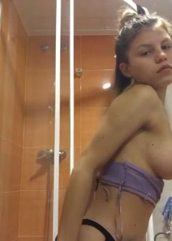 Werita rebelde se masturba en el baño y graba video. 18