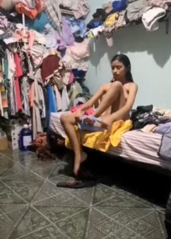 En cámara oculta graba a la hermana desnuda luego del baño. 4