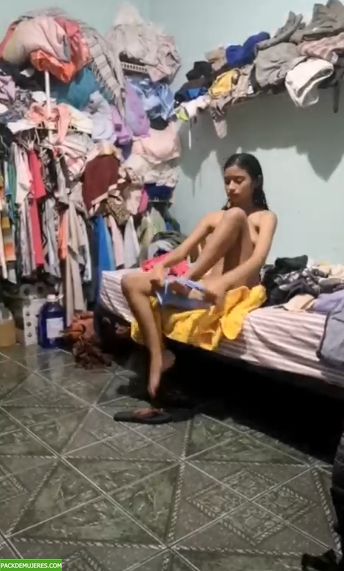 En cámara oculta graba a la hermana desnuda luego del baño. 1