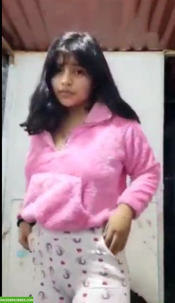 Pequeña morra anda caliente y se quita lo tímida en video. 1