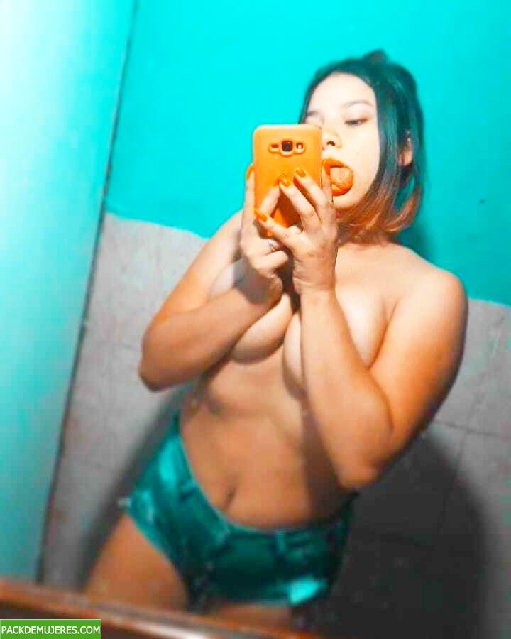 Pendejita se saca nudes para el novio y se filtran 1