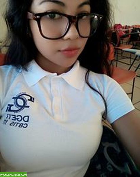 Colegiala linda mostrando sus pechos 1