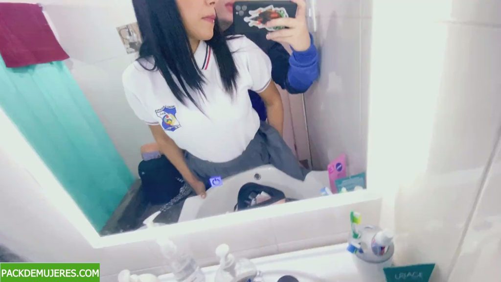 Adolecente colegiala follando a escondidas en el baño 1