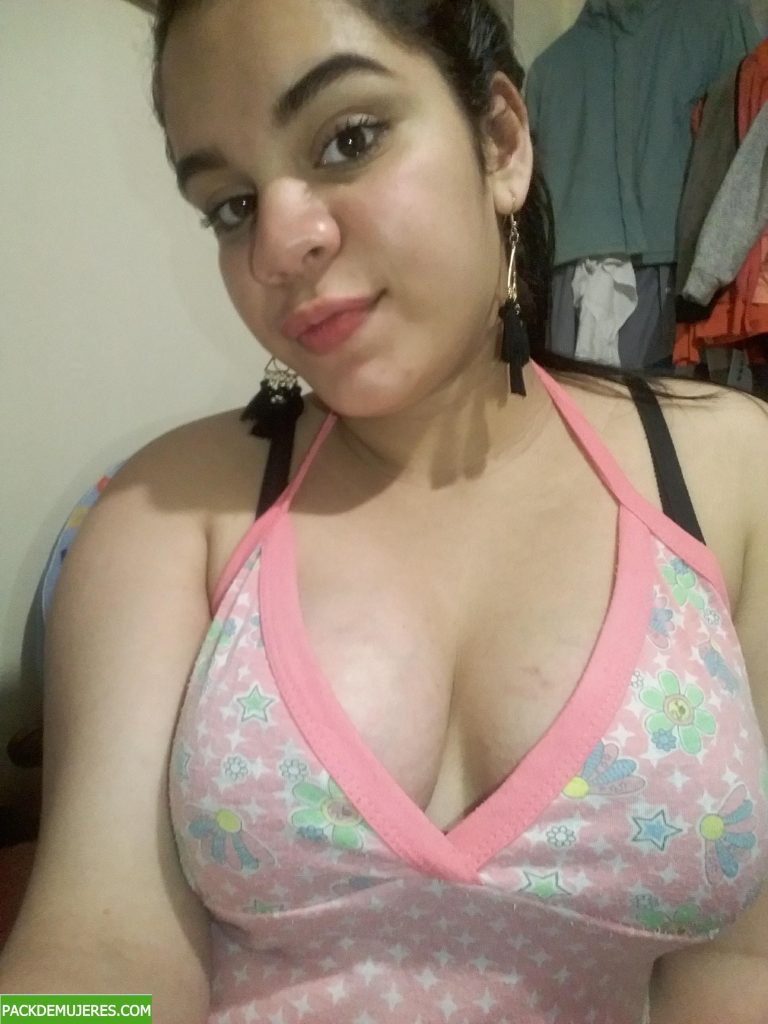 Andrea esta juguetona y caliente. Fotos+ videos. 1