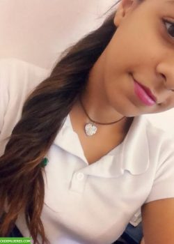 Sexy colegiala se graba masturbándose rico 7