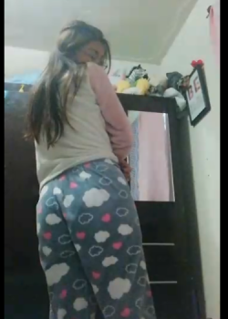 Colegiala muestra su rico culo + video 2