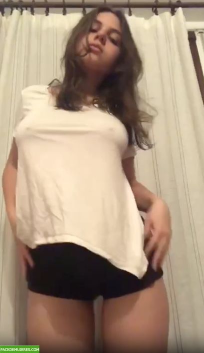 Se quita la ropa y que buenas tetas que tiene. Video+ 1