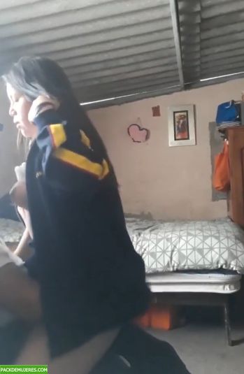 Con la putipobre de mi amiga cogemos y hago video escondidas. 1