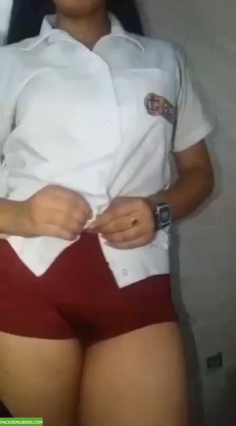 Colegiala buenona se graba quitándose todo muy traviesa. 1