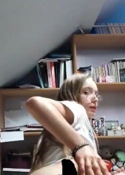 Werita adolecente colegiala se abre las nalgas y juega con el culito en video. 5