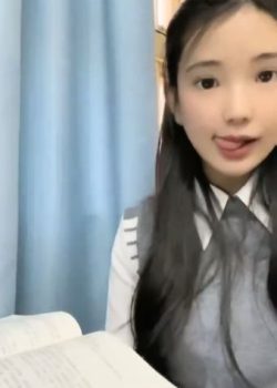 Colegiala panochuda hace video masturbándose. 2