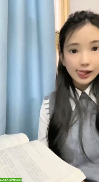 Colegiala panochuda hace video masturbándose. 1