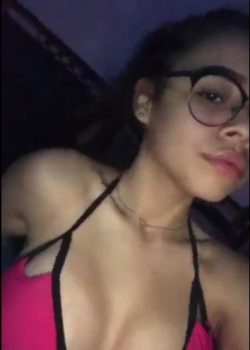 Lindura se divierte jugando con sus tetas y haciendo videos. 2