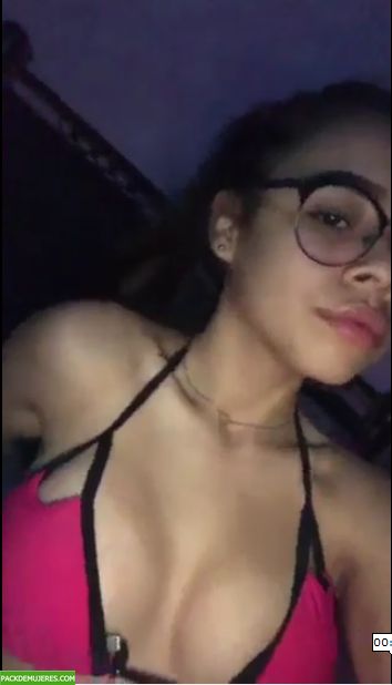 Lindura se divierte jugando con sus tetas y haciendo videos. 1