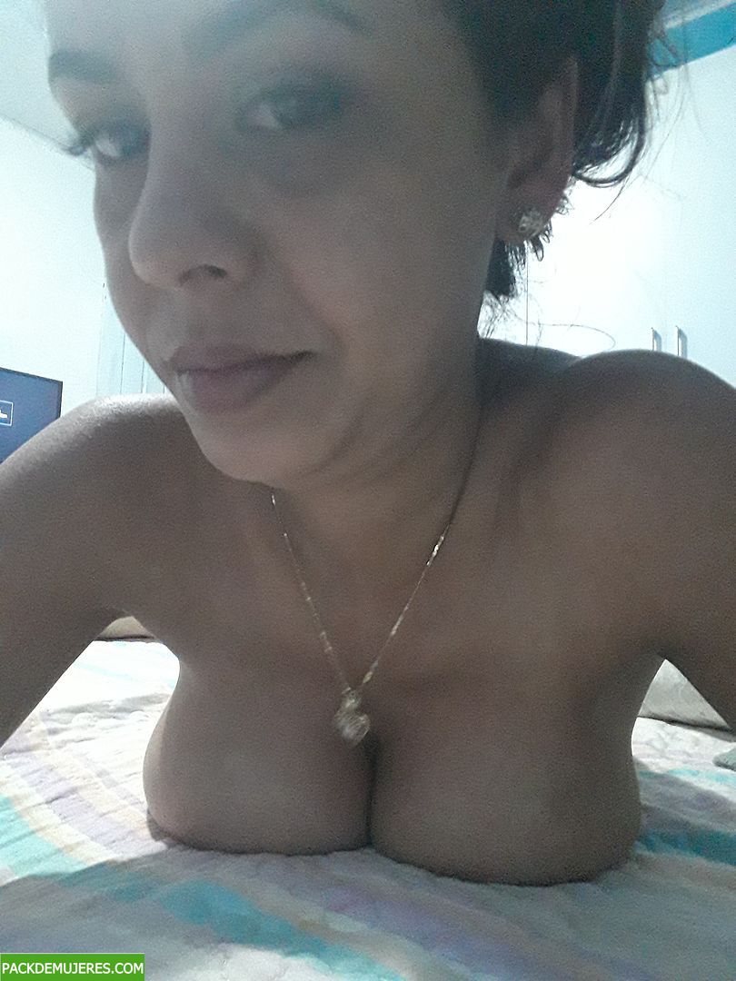 Madurita caliente manda nudes por chat. 3