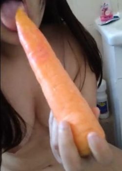 Nenita se clava la zanahoria completa y manda video. 15