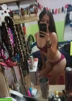 Le filtro los nudes y videos tocándose a la prima 4