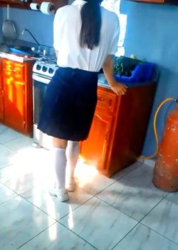 Se coge a la hijastra cuando están a solas en la cocina. Video+ 6