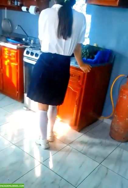 Se coge a la hijastra cuando están a solas en la cocina. Video+ 1