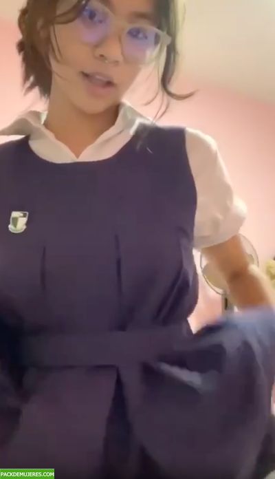 Colegiala Joselin llega de clases caliente y se masurba en video. 1