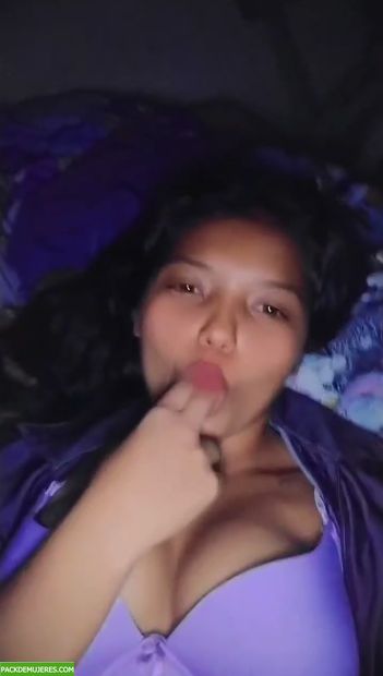 Morenita Panochuda se masturba y hace video. 1