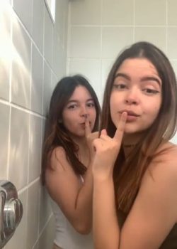 Las morras se graban metiéndose mano en el baño a escondidas. 5