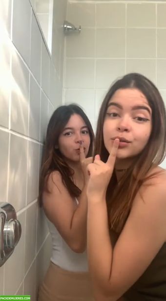 Las morras se graban metiéndose mano en el baño a escondidas. 1