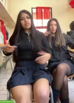 Preciosa colegiala follando sabroso 11