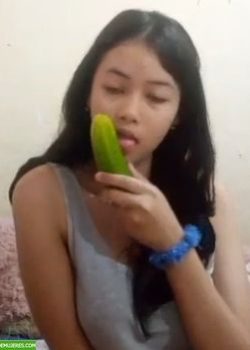 Morrita practicando con un pepino 7