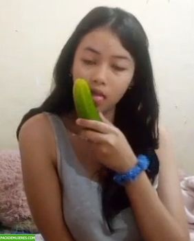 Morrita practicando con un pepino 1