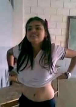 se saca las tetas en el salon y hace video con sus compañeras. 20