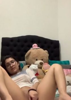 Le gusta tocarse con sus peluches y hace video. 6