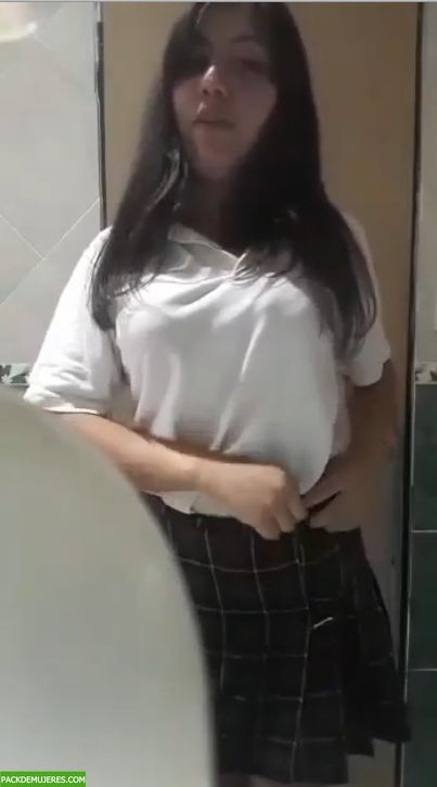 Nenita de cole llega de clases ha quitarse la ropa y hacer video. 1