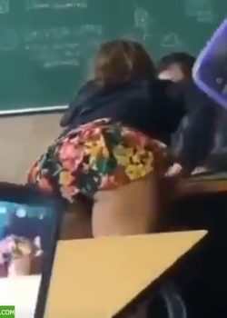 La zorrita de la clase se abre el culo en el salón a espaldas del profe. 7