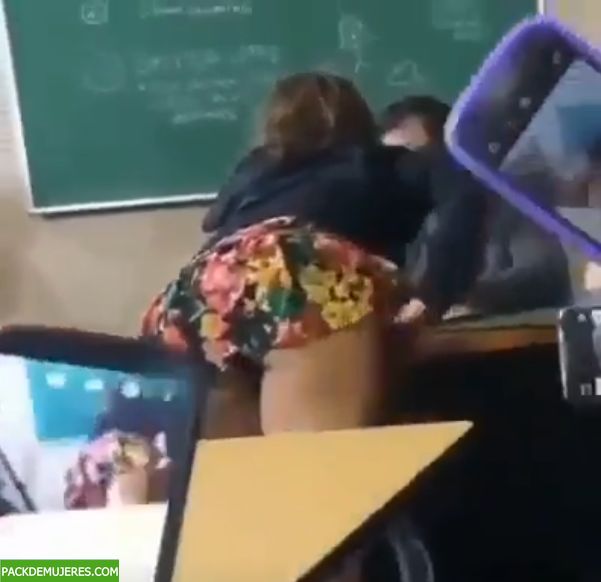 La zorrita de la clase se abre el culo en el salón a espaldas del profe. 1