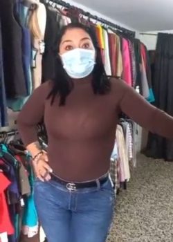 Vendedora de ropa se deja coger por un cliente. 5