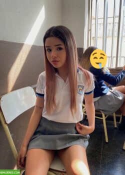 Colegiala putita en fotos y videos cogiendo. 3