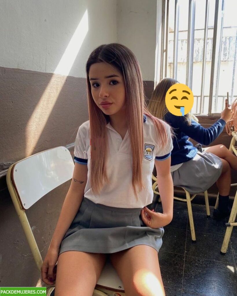 Colegiala putita en fotos y videos cogiendo. 1