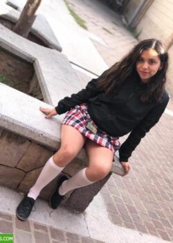 Colegiala de culo redondo y su compañera se tocan 14