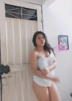 Baila desnuda en cámara y casi la descubren. 2