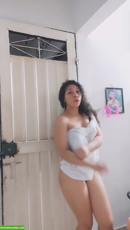 Baila desnuda en cámara y casi la descubren. 1