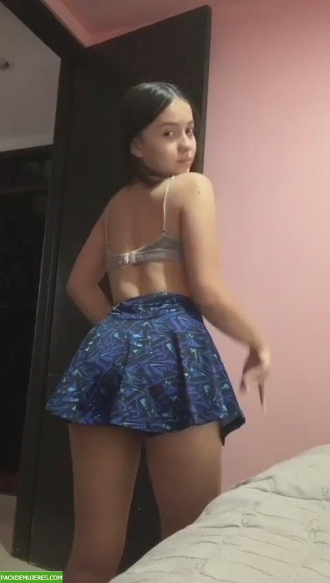 Morrita tetona se toca en video. 1