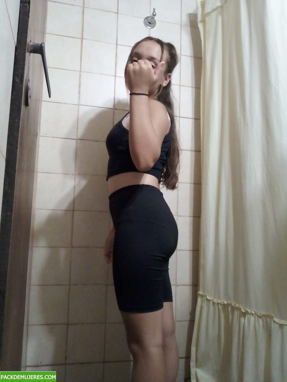 Colegiala cariñosa que le gusta hacer videos en el baño. 