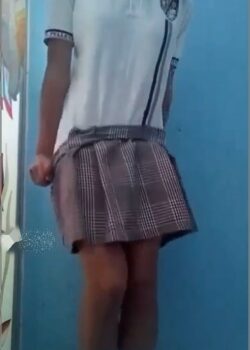 Colegiala se quita la ropa en video llamada 3