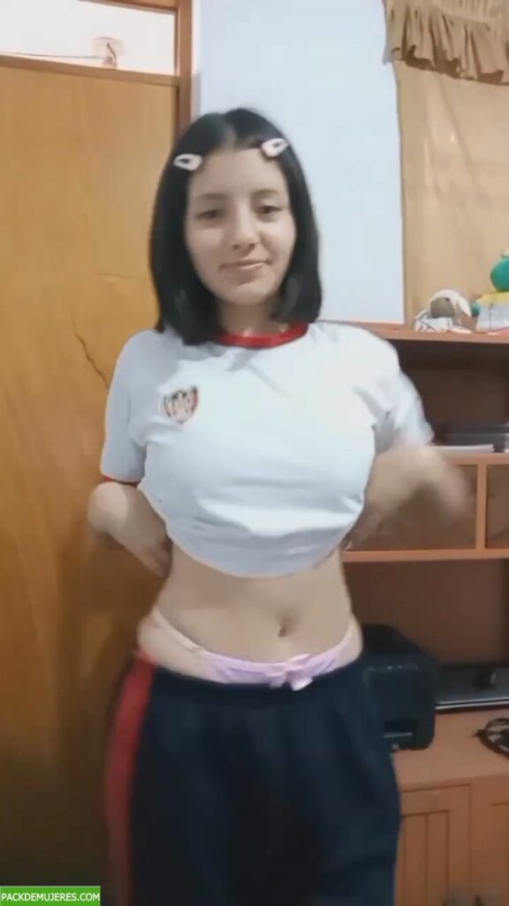 Colegiala tetona hace pack con video ricolino quitándose todo 1