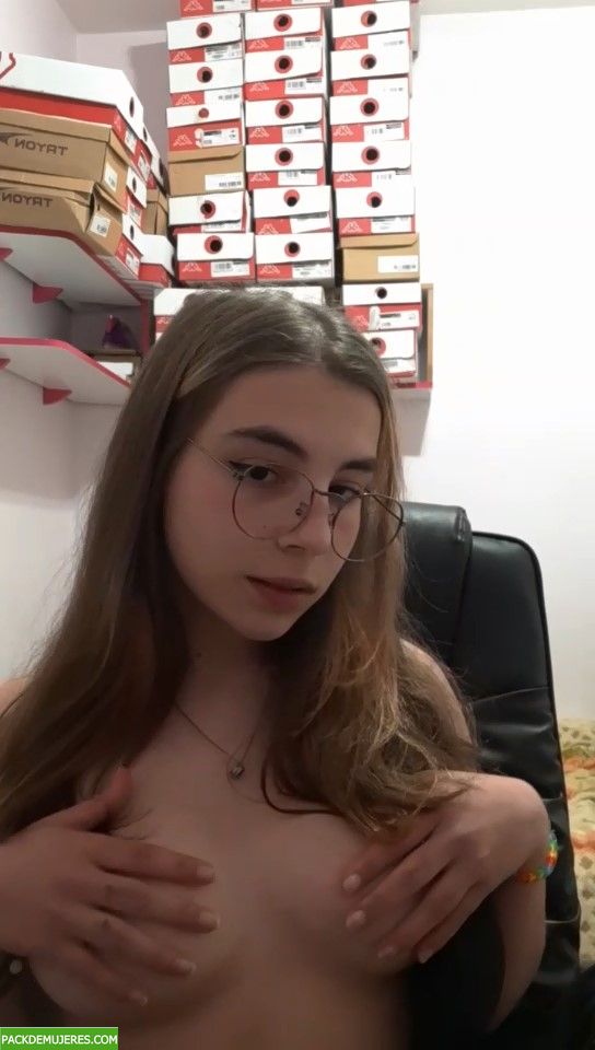 Adolecente cachonda se turba en video llamada 1